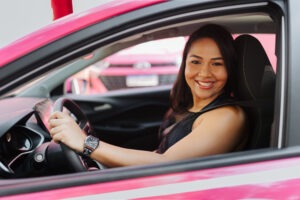 Mulher superando o medo de dirigir em aula prática